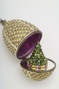 Шкатулка-яйцо a la Faberge драгоценная елка