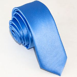 Узкий голубой галстук