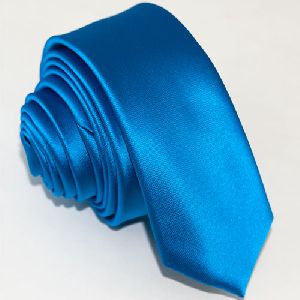 Узкий галстук синего цвета