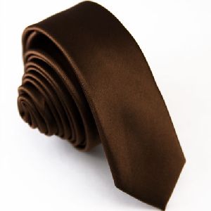 Узкий темно-коричневый галстук