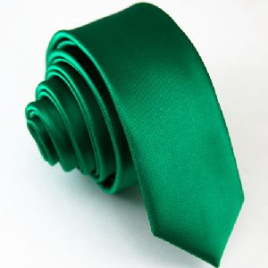 Узкий галстук зеленого цвета