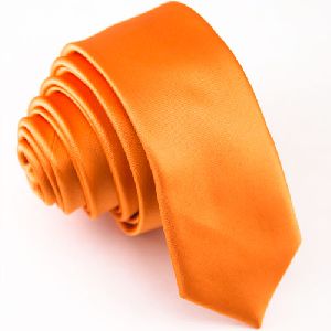 Узкий бледно-оранжевый галстук