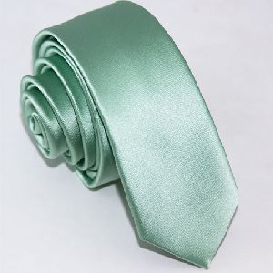 Узкий бледно-зеленый галстук