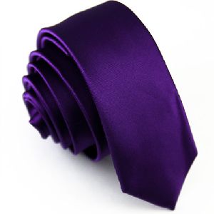Узкий галстук фиолетового цвета