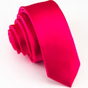 Узкий ярко-розовый галстук